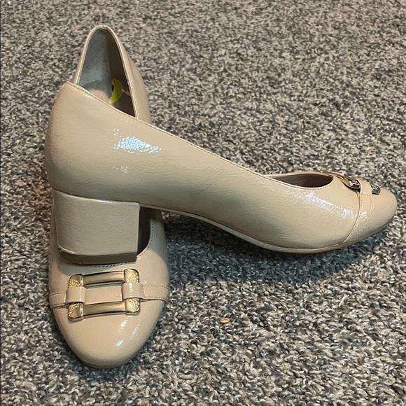 AEROSOLES Beige Flats with Gold Buckle SIZE 9 - Picture 4 of 14
